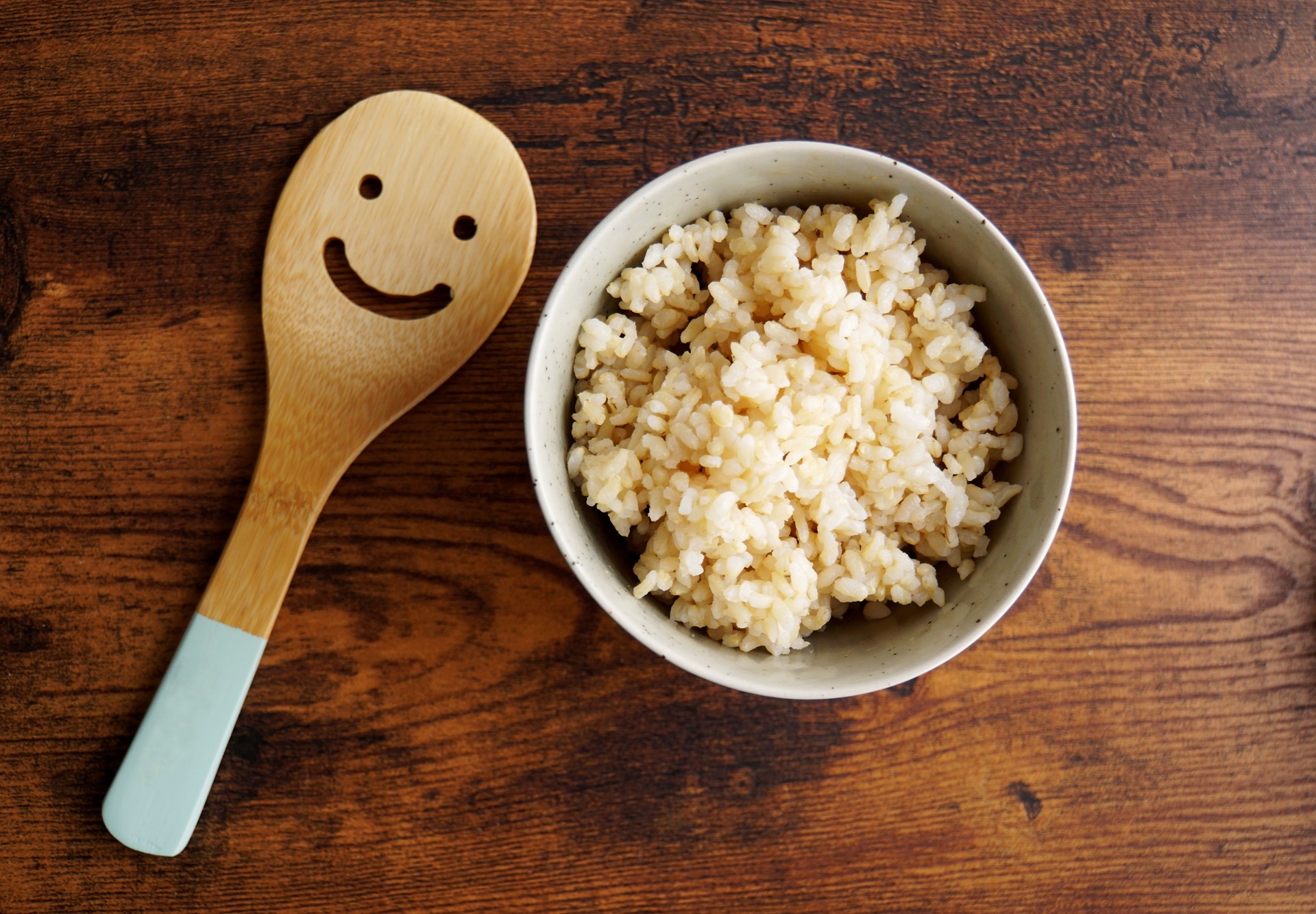 Brown rice and rice spatula.